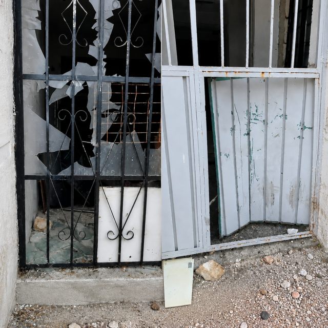En este estado quedó la vivienda de la pareja cubana en Cancún tras los disturbios frente a su casa