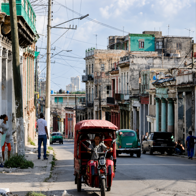 Rusia promete "proyectos salvavidas" para la crisis energética en Cuba mientras los apagones siguen asfixiando al pueblo