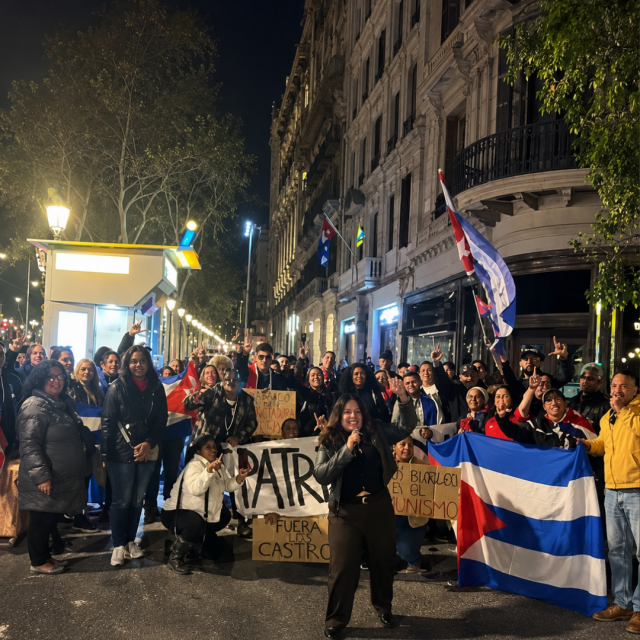 Clamor por la libertad: Exiliados cubanos en París se plantan frente a la embajada del régimen